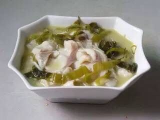 酸菜鱼,过滤鱼汤,倒在碗中