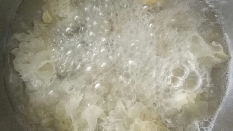 消暑四宝羹,莲子煮好,加入银耳,煮5分钟