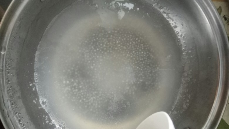 消暑四宝羹,煮至中间只剩小白点,关火(约25分钟,看功率大小)。