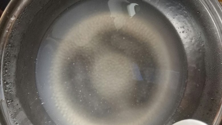 消暑四宝羹,倒出剩余水,将西米用凉水冲洗几遍,直至水不再粘稠