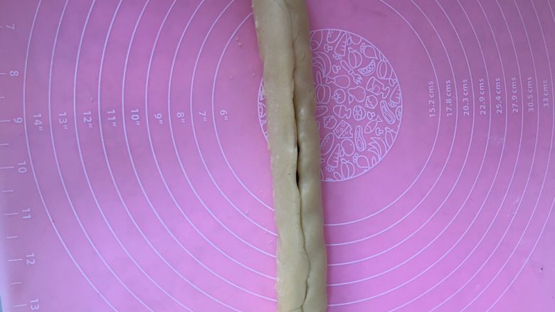 无需模具萌小猪饼干
,裹住猪鼻子,把缝隙捏合