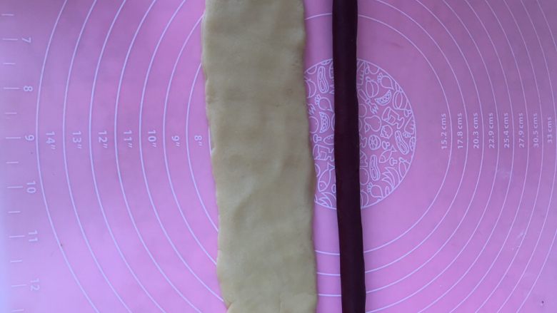 无需模具萌小猪饼干
,用擀面杖把剩下的原味面团擀成和猪鼻子一样的长度,宽度要能包住猪鼻子