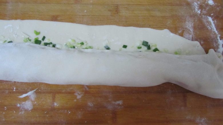 蟹壳黄烧饼,慢慢卷起,最后把封口捏紧。