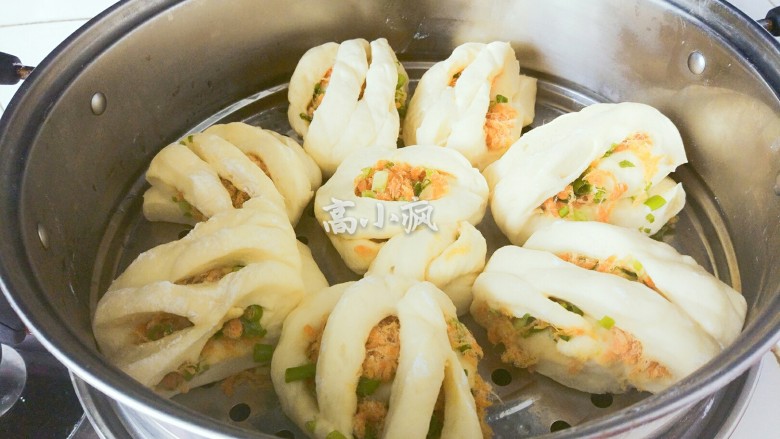 香葱肉松花卷,开水上锅计时,蒸8-10分钟左右