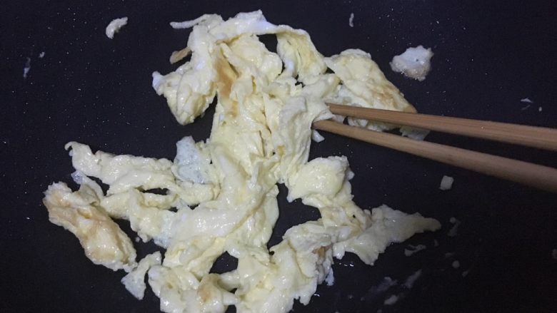 西红柿鸡蛋拌饭,锅里入油,烧热,将打散的鸡蛋炒到七分熟,盛出备用。
