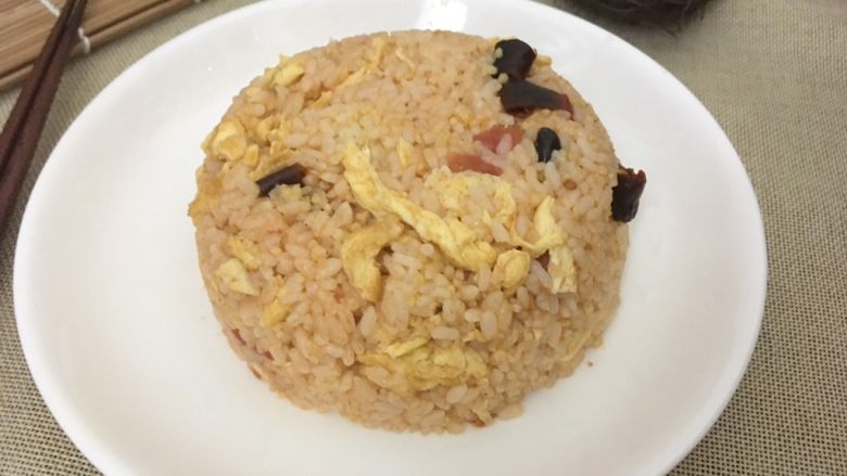 西红柿鸡蛋拌饭,把搅拌好的米饭盛到碗里,在扣到空盘子里,就是上面图片的样子了。