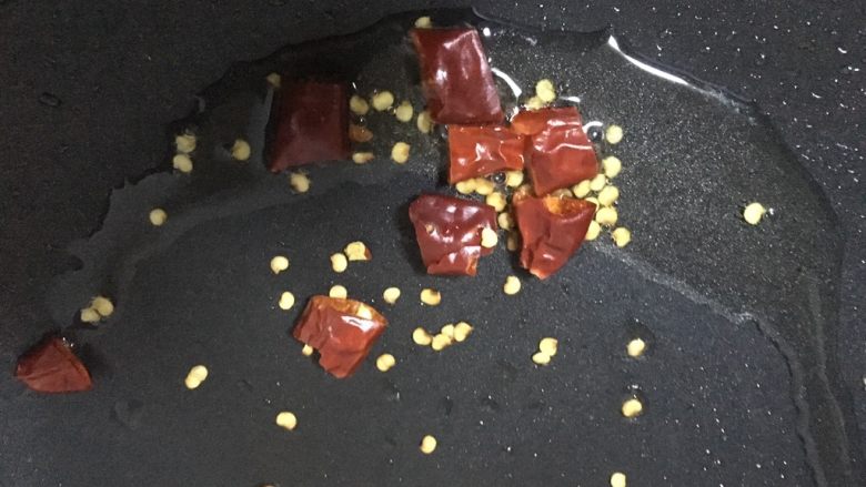 西红柿鸡蛋拌饭,锅放入油,放入切好的辣椒段,炒香。