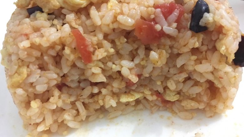 西红柿鸡蛋拌饭,有西红柿鸡蛋的清香,入口柔滑,不像炒饭那么干,完美。
