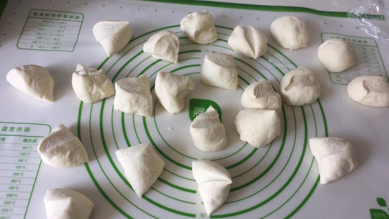鲜肉包子,发酵好的面团分割成21个大小均匀的面团,我这个一个面团大概38克左右。