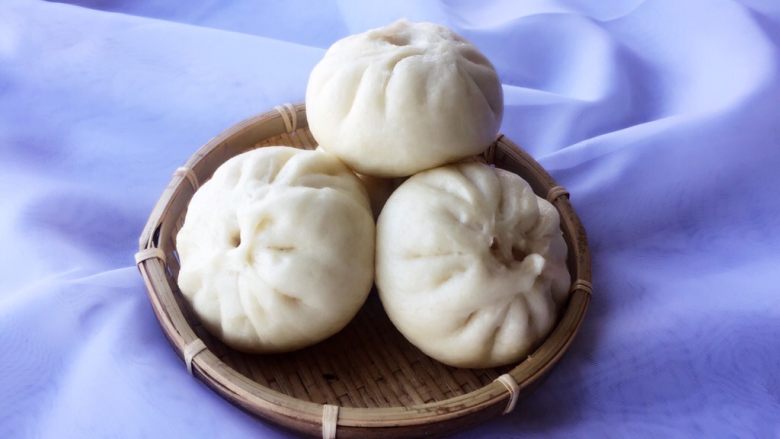 鲜肉包子,儿子一口气吃了四个,边吃边嘀咕刚出锅的好吃。