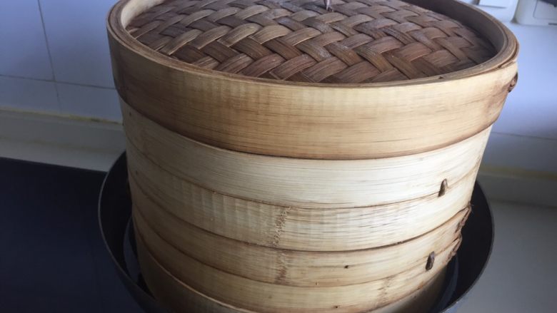 鲜肉包子,锅里放大半锅水,放上蒸屉盖上盖子,醒发15分钟。
注意这时候没有开火的。