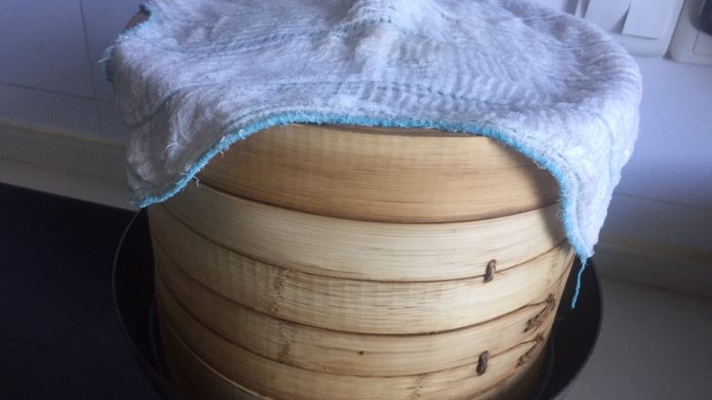 鲜肉包子,开大火蒸15分钟。
大火锅里的水烧开了,热气上来了转中火,全程大火包子容易踏,关火后不要揭盖,焖五分钟再揭盖。