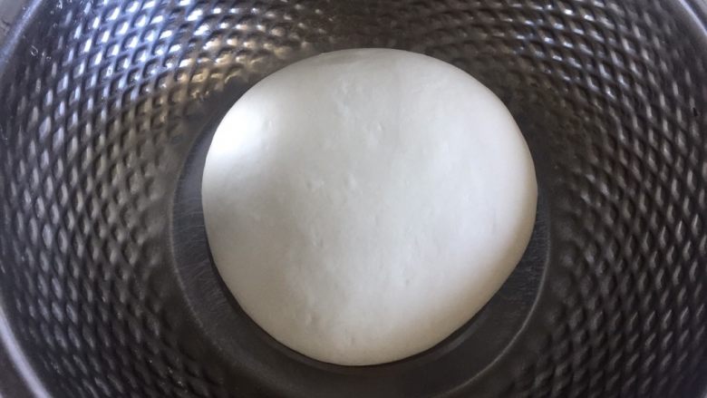 鲜肉包子,面包桶里先放入液体,盐和糖对角放,倒入面粉挖个小坑放入干<a style='color:red;display:inline-block;' href='/shicai/ 731'>酵母</a>,再用面粉盖住,面包机启动揉面功能揉成光滑的面团,放在一个容器里蒙上保鲜膜放在温暖处进行发酵。