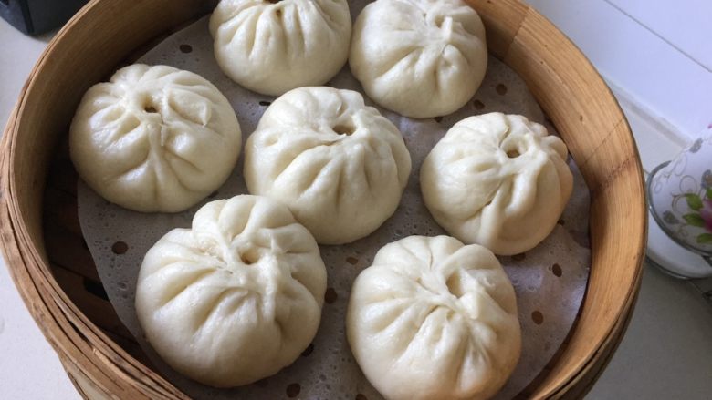 鲜肉包子,比没蒸之前是不是大了很多,所以一定要留出间距。