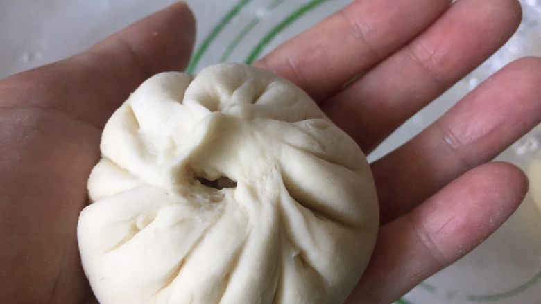 鲜肉包子,从面皮的一端开始褶,最后收口捏实,这样一个包子就包好了。
包包子的褶法多练习几次就会了,也可以看看网上的视频作为参考。