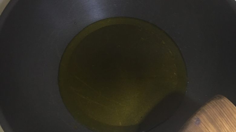 肉末酱茄子,锅中倒入多一点的油 因为茄子比较吸油