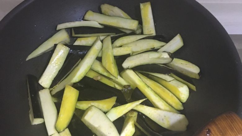 肉末酱茄子,茄子倒入锅中翻炒