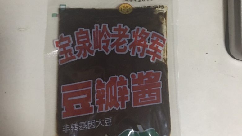 肉末酱茄子,<a style='color:red;display:inline-block;' href='/shicai/ 705'>豆瓣酱</a>一袋 个人不推荐这款酱 因为颜色黑 (今天在小超市买的只有这一种,推荐超市绿色盒子装的那种)