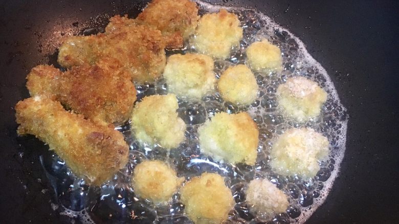 自制鸡米花,锅中入油,烧至六成熟的样子,加入鸡肉丁,炸至表面金黄即可。(注意需时常翻动)