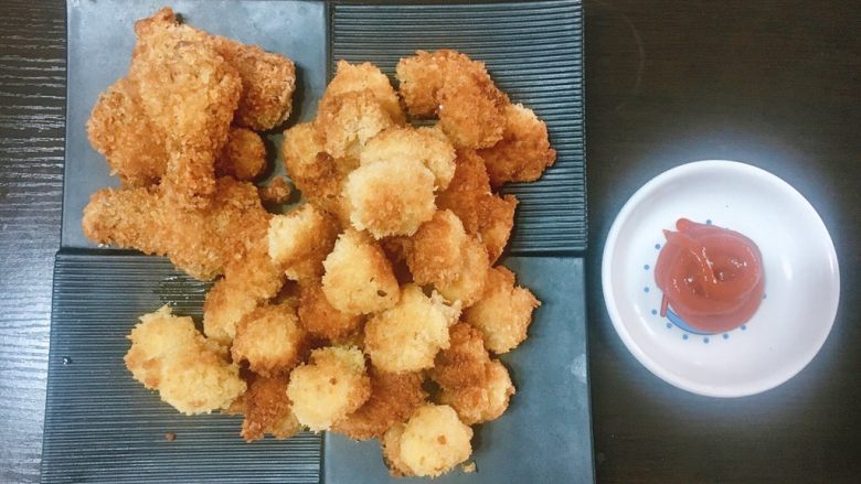 自制鸡米花,可搭配番茄酱或辣椒酱食用，味道会更好噢。