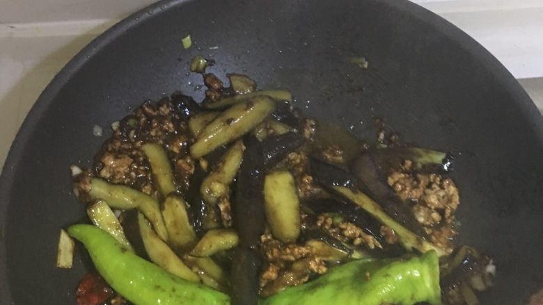 肉末酱茄子,将茄子 辣椒倒入锅中继续炒