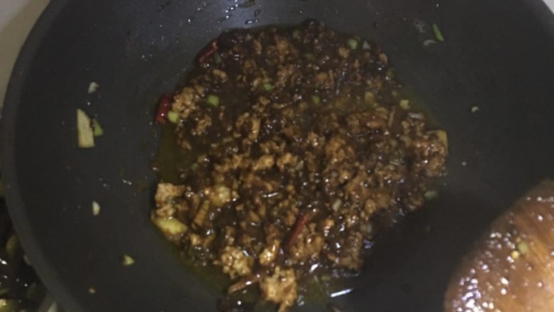 肉末酱茄子,将肉炒熟 酱炒均匀