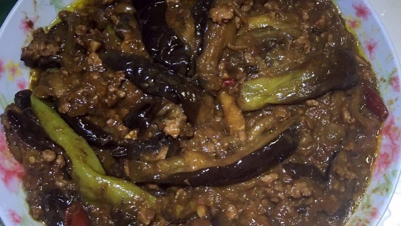 肉末酱茄子,汤汁收好后盛出食用即可