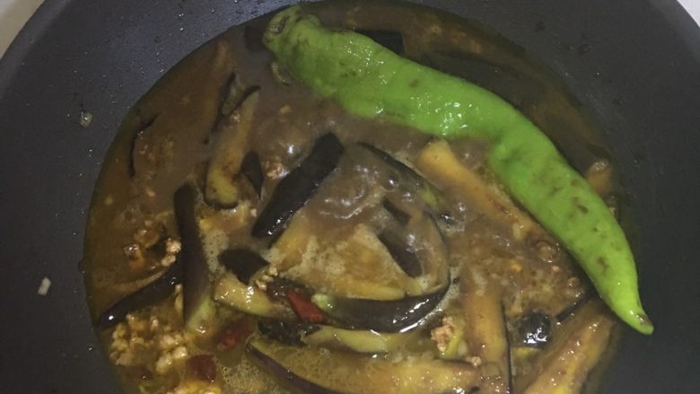 肉末酱茄子,炒至肉末均匀后倒入水