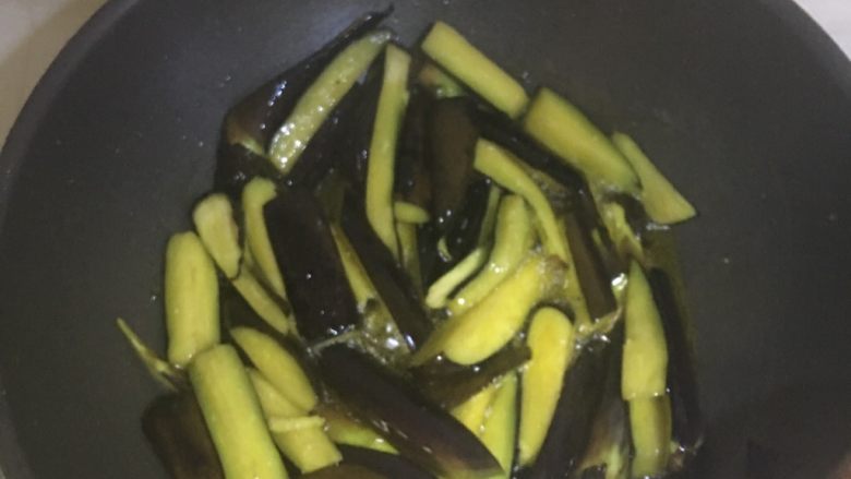 肉末酱茄子,将茄子炒软后盛出