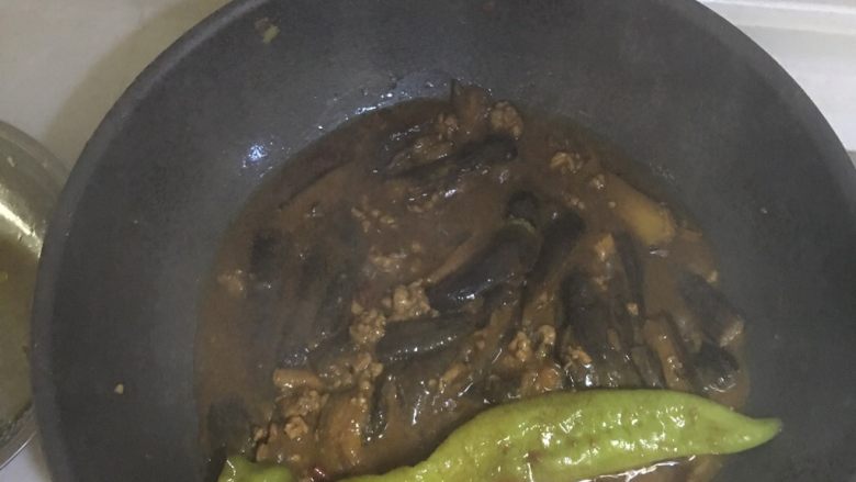 肉末酱茄子,煮至剩汤少许 大火收汁
