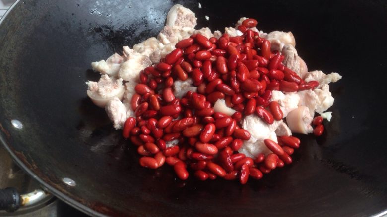 红腰豆焖猪蹄,加入红腰豆,翻炒
