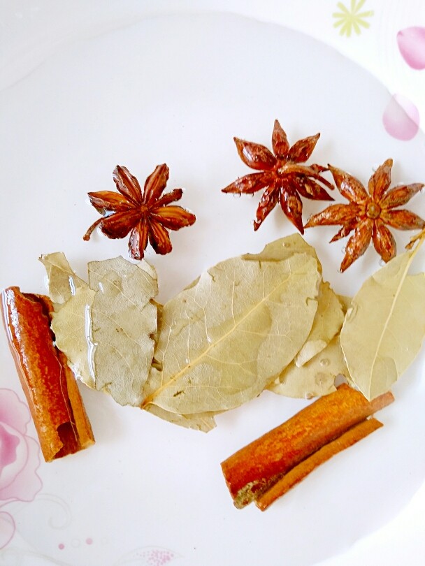 焖猪蹄,香料用水洗干净再泡上十分钟左右