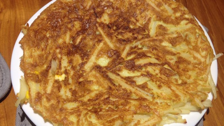 馬鈴薯煎餅,第二面小火1-2分鐘,用筷子翻起來查看,兩面的金黃酥脆了就起鍋了
