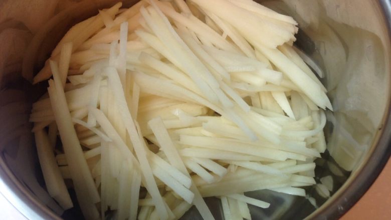 馬鈴薯煎餅,兩顆馬鈴薯絲就很多了,不要沖洗,保留食材原本的澱粉,煎起來就夠緊實不會散