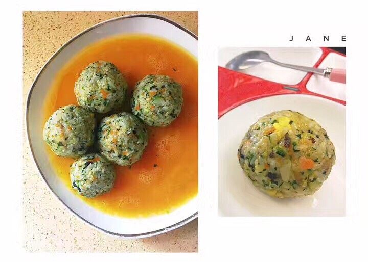 杂蔬饭团一让你孩子爱上吃饭,因为每次的菜都不一样,你可以用红萝卜,西兰花,淮山,木耳,猪肉,鸡肉,各种宝宝爱吃的,不爱吃的,只要不相冲都可以这样兑在里面。过程是不变的,炒好,加虾蓉,(网上还有鱼蓉之类的口味),然后搓圆。
又或者,像图片这样的,让搓好的饭团粘上蛋液,上平底锅煎,样子就好看些。