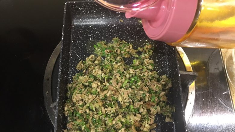 杂蔬饭团一让你孩子爱上吃饭,放点油去炒一下,青菜很快熟的,一点点油就好啦(用的这个锅是我做玉子的锅,为什么用它呢,是觉得量少,为了控制油量,你可以用任何的烹饪工具,能熟就好哈)