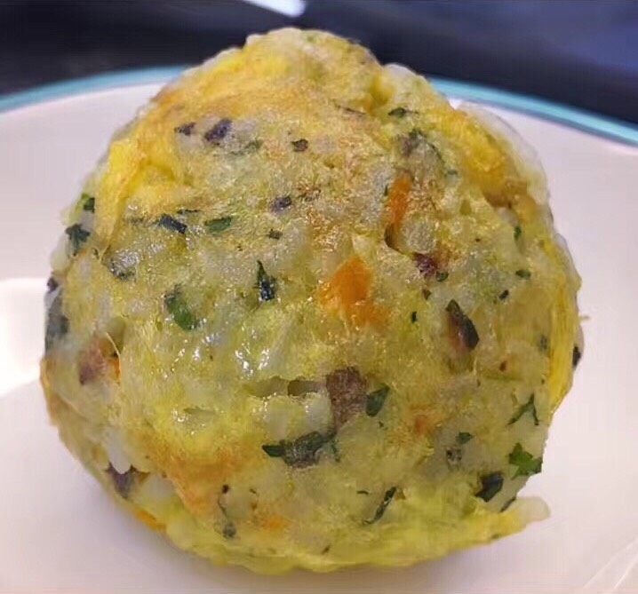 杂蔬饭团一让你孩子爱上吃饭,实际上很简单的一道菜,不浪费食材。解决了小孩子不爱吃饭,不吃青菜的问题,快动手做吧。