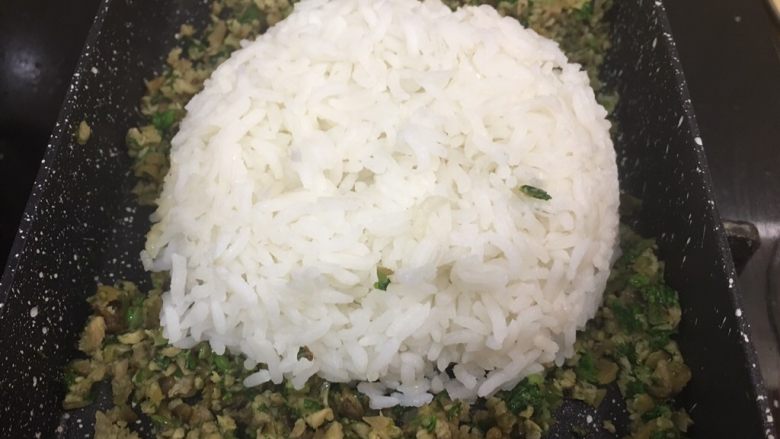 杂蔬饭团一让你孩子爱上吃饭,菜熟之后,如果你的饭还热就直接搅拌就行了,我的冷了,所以加热一下
