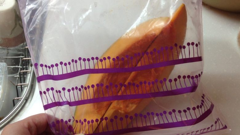 香烤義式奶油南瓜片,南瓜切開後,將內心南瓜籽去除,切片分裝放冷藏,要做菜的時候馬上有得用