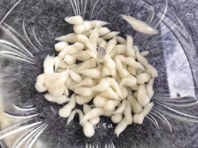 玫瑰酱米凉虾,挤好的米凉虾,换两次凉清水就完成了。