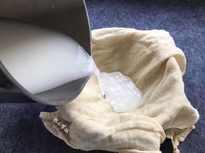 玫瑰酱米凉虾,用豆浆机打磨米浆不够完美,需用纱布过滤掉米渣,否则因为有米渣影响凉虾的口感。