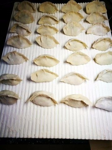 「Cathy边吃边营养」茴香猪肉大饺,中间对齐一捏,再用双手抱住饺子一合就成型,刚好包完面和陷都不剩
