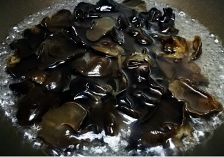 「Cathy边吃边营养」三色清炒,洗净焯水2分钟左右,捞出沥干水分备用