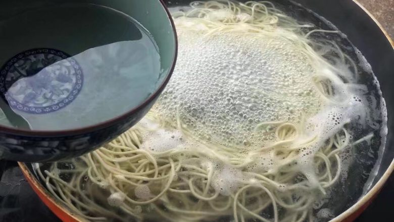 红烧牛肉面,锅中烧水，添加一点盐、水开后放面条，用筷子慢慢打散面条，煮几分钟看到面条表明透明，添加一小碗凉水继续煮至水开就可以了。ps:水里添加盐和凉水使得面更筋道！