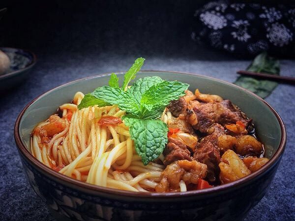 红烧牛肉面,煮好的面条盛碗里，舀上一汤勺红烧牛肉，舀上几勺红烧牛肉汤汁，根据自己口味，添加适量盐，<a style='color:red;display:inline-block;' href='/shicai/ 717'>味精</a>、<a style='color:red;display:inline-block;' href='/shicai/ 852'>辣椒油</a>，花椒油，酱油、<a style='color:red;display:inline-block;' href='/shicai/ 3250'>葱</a>等调料！个人喜欢添加一些<a style='color:red;display:inline-block;' href='/shicai/ 3760'>薄荷</a>，喜欢<a style='color:red;display:inline-block;' href='/shicai/ 3760'>薄荷</a>独特的味道！