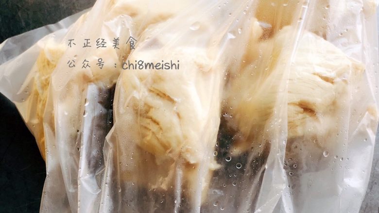 鸡丝凉面,鸡胸肉完全煮熟,捞出稍微沥干水分,放入保鲜袋,总擀面杖打,鸡胸肉就会变成连接的丝状