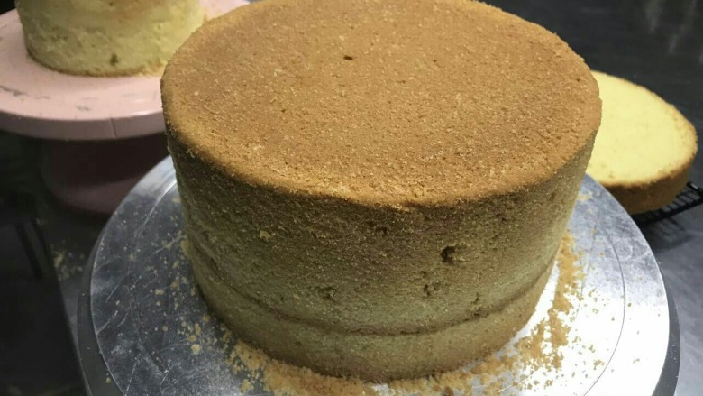 翻糖蛋糕胚的制作方法,修边时要以慢修多看为主,胚形越好,做蛋糕覆面时也越能得到更好的效果。