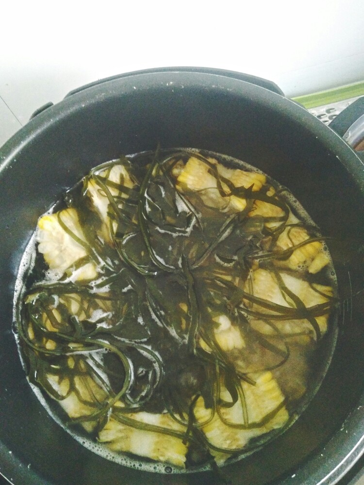 冬瓜海带排骨玉米香菇汤,再煮个四分钟,把海带从水里捞出来,然后高贵傲娇地扔进锅里