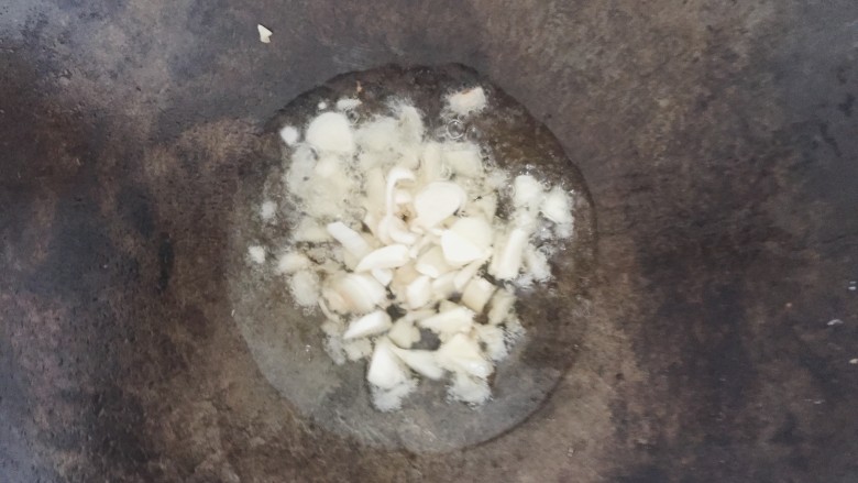 芝士肉丸意面,热锅倒油,爆香蒜瓣。