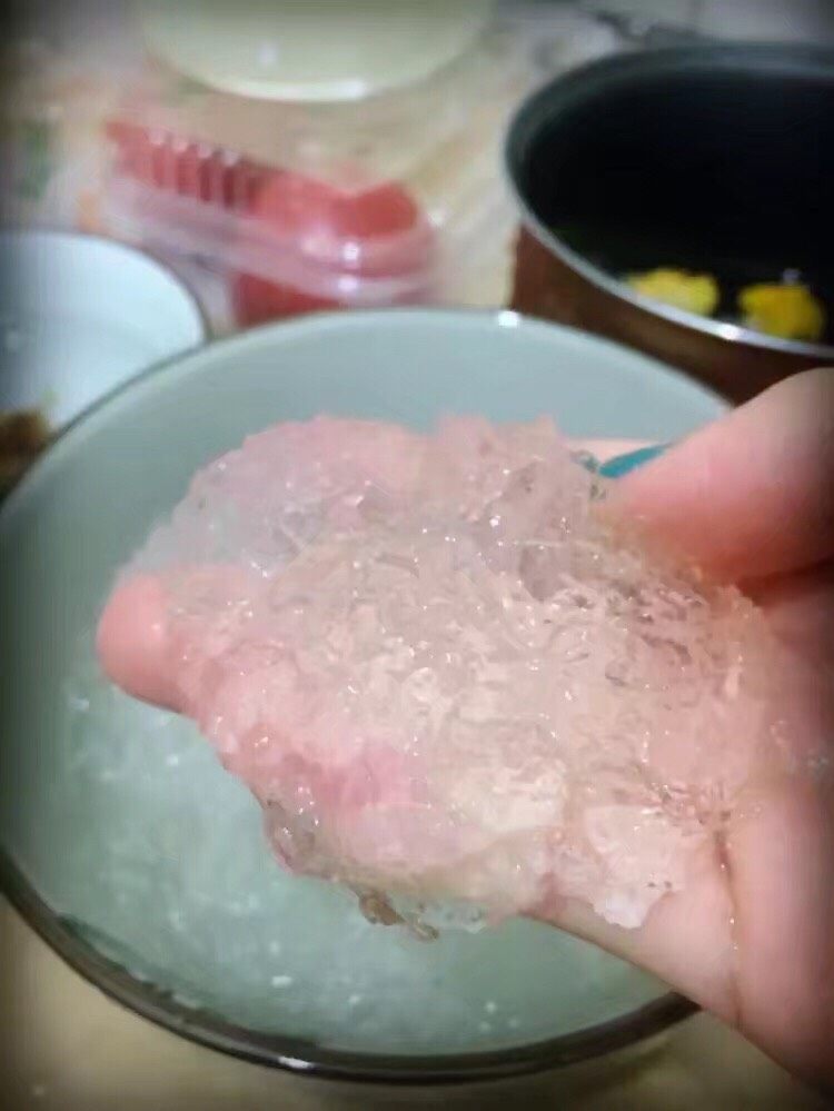 DIy雪燕桃胶羹,<a style='color:red;display:inline-block;' href='/shicai/ 5861'>雪燕</a> <a style='color:red;display:inline-block;' href='/shicai/ 2530'>桃胶</a> 皂角 <a style='color:red;display:inline-block;' href='/shicai/ 232'>银耳</a>分别泡发了